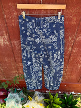 Load image into Gallery viewer, Bandana Barrel Jeans
