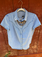 Load image into Gallery viewer, Horseshoe Button Up
