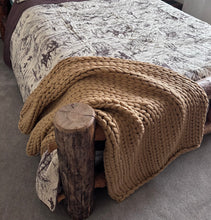 Load image into Gallery viewer, Camel Chunky Knit Throw
