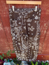 Load image into Gallery viewer, Bandana Barrel Jeans
