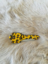 Load image into Gallery viewer, Cheetah Keychain Knife
